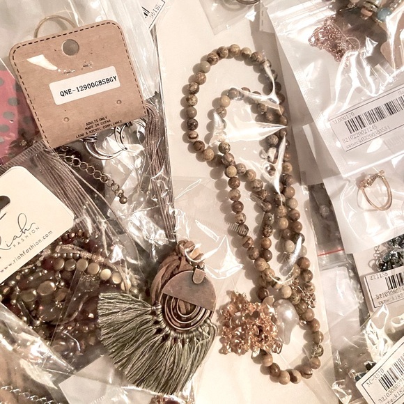 🌾MYSTERY SURPRISE 6 FOR $38 JEWELRY BUNDLE - Picture 15 of 16